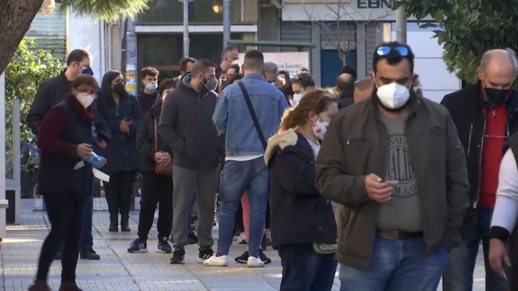 Ουρές και ταλαιπωρία σε όλη την Ελλάδα για ένα rapid test