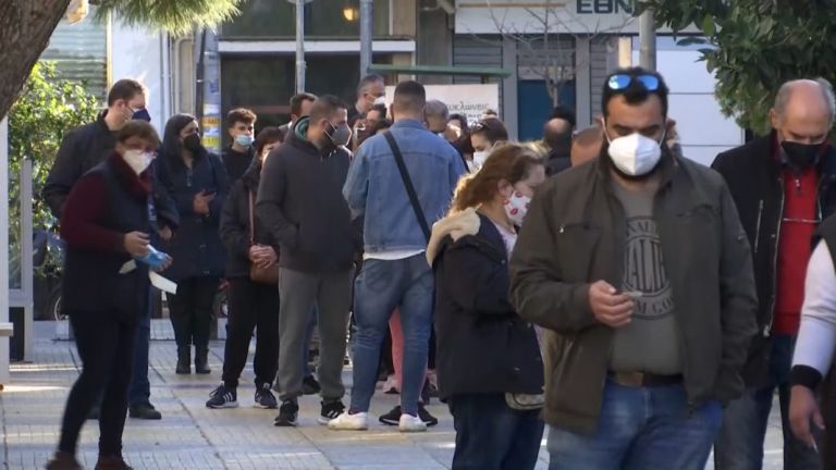 Ουρές και ταλαιπωρία σε όλη την Ελλάδα για ένα rapid test | tanea.gr