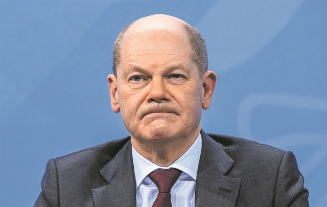 Δοκιμάζει τον Σολτς η υποχρεωτικότητα