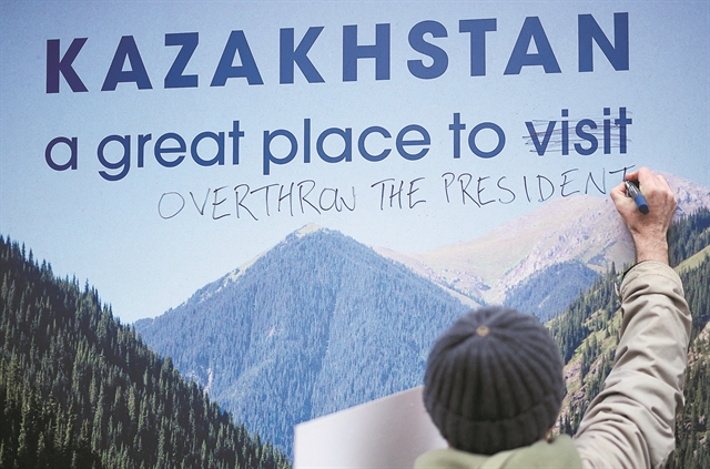 Οι λαϊκές διαμαρτυρίες που έγιναν μάχη για την εξουσία