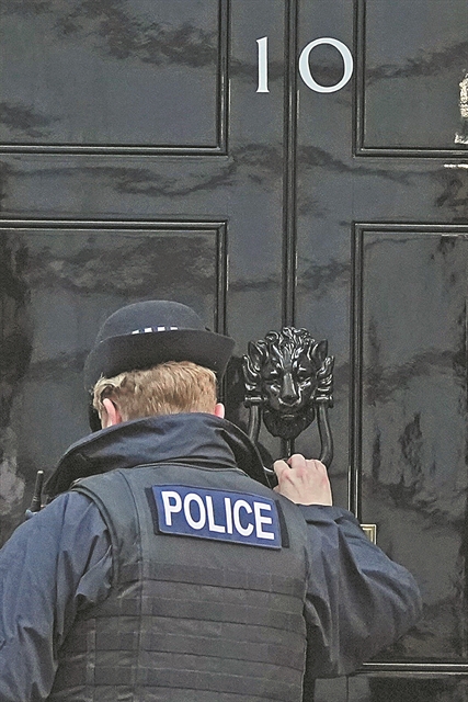 Στο κατόπι του Μπόρις πλέον και η αστυνομία