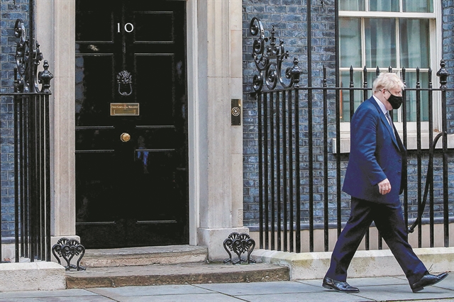 Στο κανναβάτσο ο Τζόνσον, αλλά ετοιμάζει αντεπίθεση