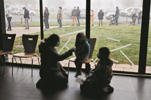 Ασφαλή τα εμβόλια για εγκύους, «έκρηξη» στις νοσηλείες παιδιών