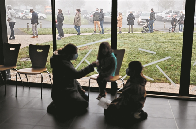 Ασφαλή τα εμβόλια για εγκύους, «έκρηξη» στις νοσηλείες παιδιών