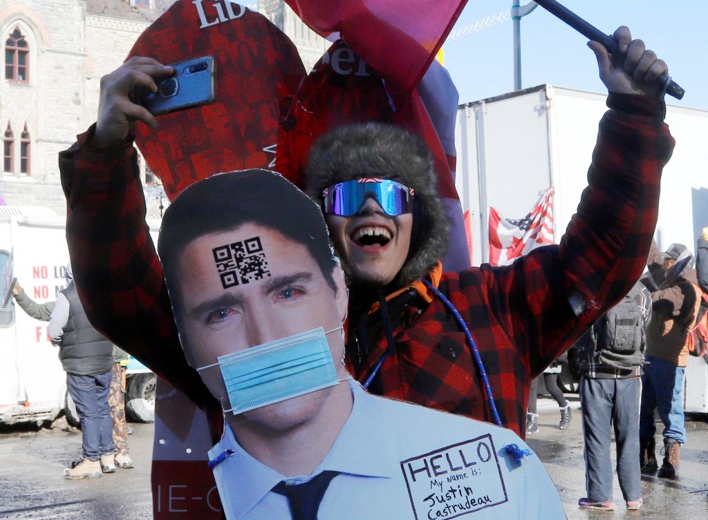Καναδάς: Xιλιάδες διαδηλωτές κατά του υποχρεωτικού εμβολιασμού – Φυγαδεύτηκε η οικογένεια Τριντό