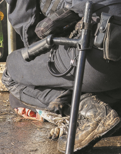 Η αστυνομία εκκενώνει κατάληψη ακτιβιστών για το κλίμα