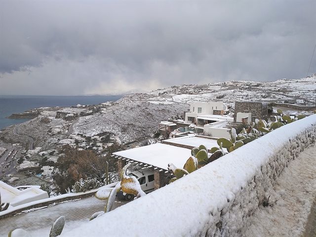 Στα λευκά ντύθηκαν οι Κυκλάδες