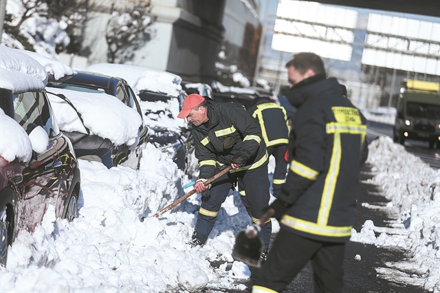 Τρίτη ημέρα ταλαιπωρίας με γειτονιές θαμμένες στο χιόνι