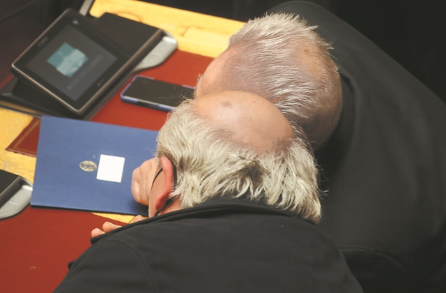 Ο Γκοντό ξεπροβάλλει