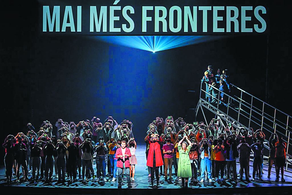 Ο Θησέας με πορτοκαλί σωσίβιο πρόσφυγα στην όπερα «Το τέρας στον Λαβύρινθο»