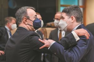 Μείωση χρέους με πιο αργούς ρυθμούς