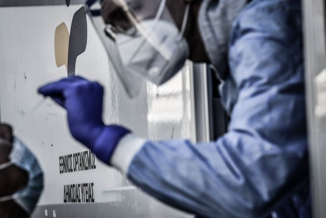 Η πανδημία καταπίνει τη χώρα – 50.126 νέα κρούσματα και 61 θάνατοι
