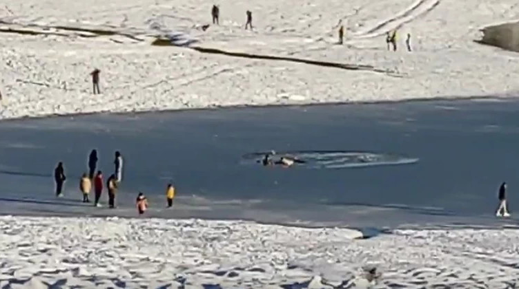 Βίντεο – Η στιγμή που σπάει ο πάγος στη λίμνη Πλαστήρα – Επισκέπτες βρέθηκαν να κολυμπούν στο νερό | tanea.gr