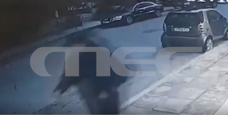 Αποκλειστικό MEGA – Βίντεο από τη στιγμή των πυροβολισμών έξω από τον φούρνο στη Βούλα | tanea.gr