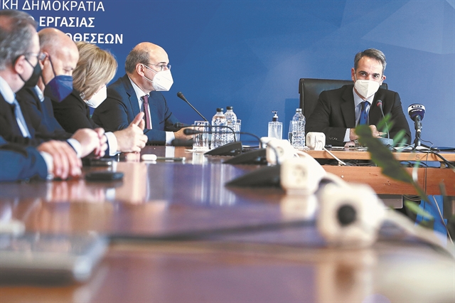 Διμέτωπος από το Μαξίμου