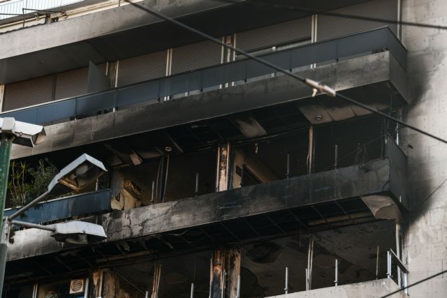 Φωτιά στο κέντρο της Αθήνας –  Κατέληξε ο άνδρας που ανασύρθηκε χωρίς τις αισθήσεις του