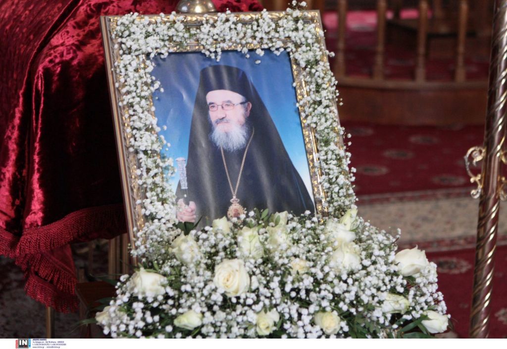 Εικόνες συνωστισμού στην κηδεία του μητροπολίτη Αιτωλίας Κοσμά