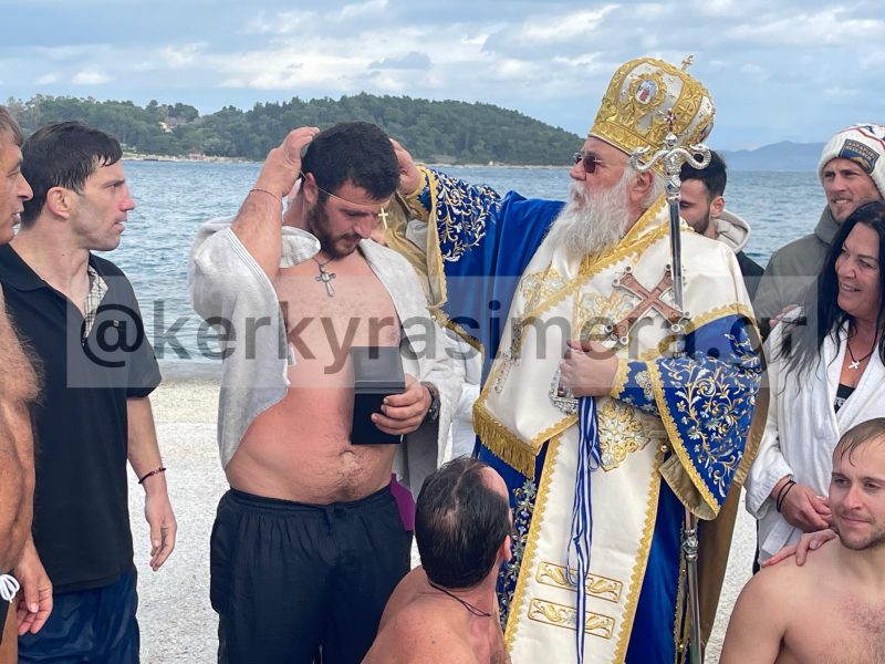 Κέρκυρα – Για αρκετά λεπτά «πάλεψαν» με τα παγωμένα νερά κολυμβητές για να βρουν τον σταυρό