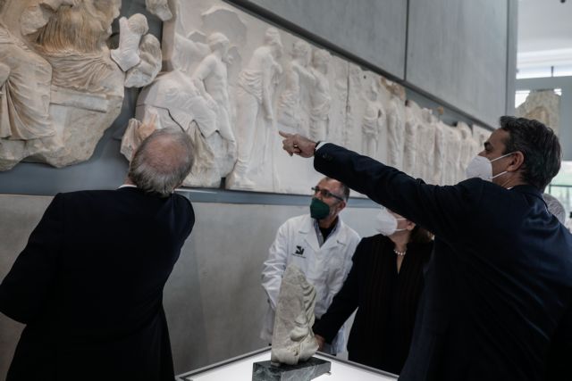 Μουσείο Ακρόπολης – Εντυπωσιακές φωτογραφίες από την τοποθέτηση του θραύσματος του Παρθενώνα | tanea.gr