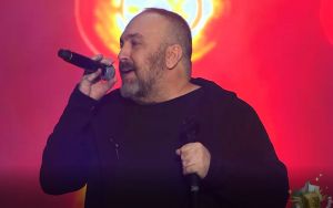 Ολική επαναφορά για τον Γιώργο Αλκαίο με «Προμνησία» και ξεσηκωτικό Σπίτι με το MEGA