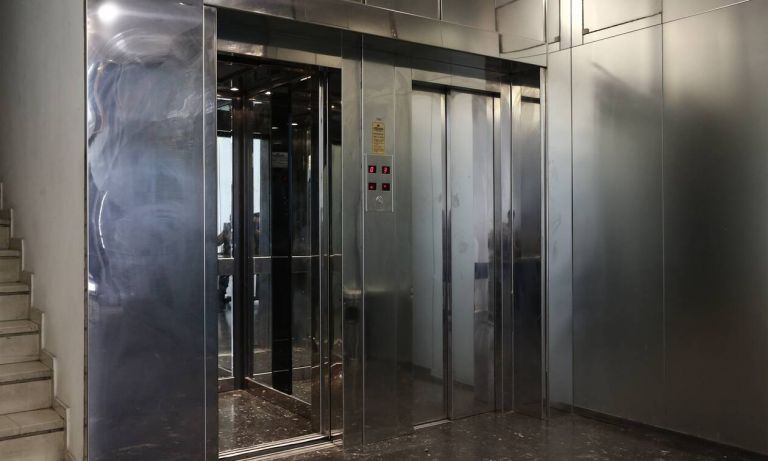 Εφιάλτης για δύο παιδιά που εγκλωβίστηκαν σε ασανσέρ | tanea.gr