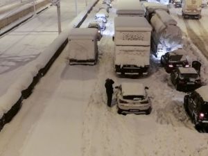 Αττική Οδός: Σε εξέλιξη ο απεγκλωβισμός των οδηγών