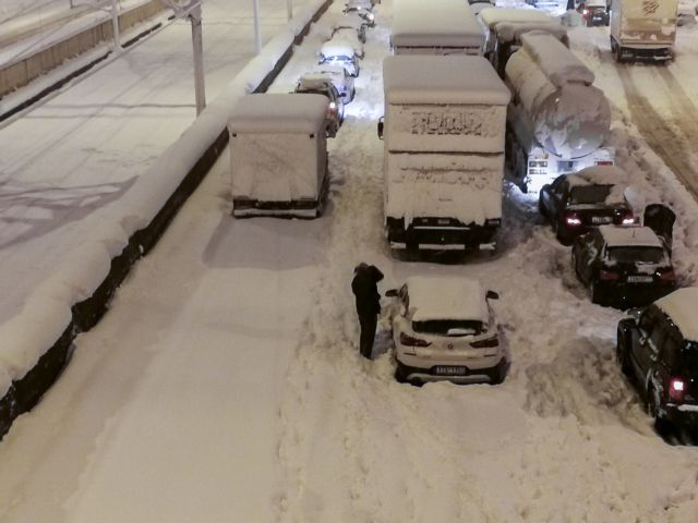 Αττική Οδός: Σε εξέλιξη ο απεγκλωβισμός των οδηγών
