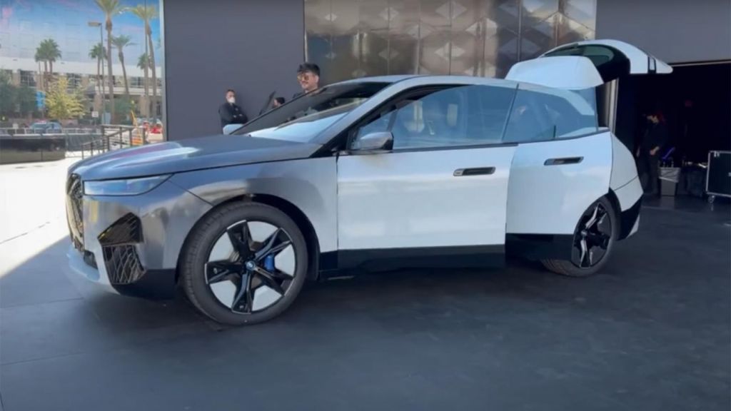 Εντυπωσιακό: H BMW παρουσίασε το πρώτο αυτοκίνητο που αλλάζει χρώμα σε ένα δευτερόλεπτο