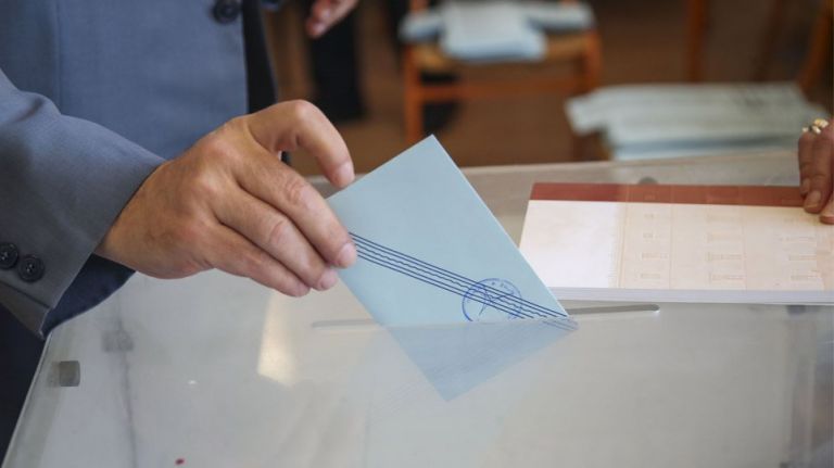 Δημοσκόπηση: Ένας στους πέντε ψηφοφόρους του ΣΥΡΙΖΑ «φλερτάρει» με το ΚΙΝΑΛ | tanea.gr