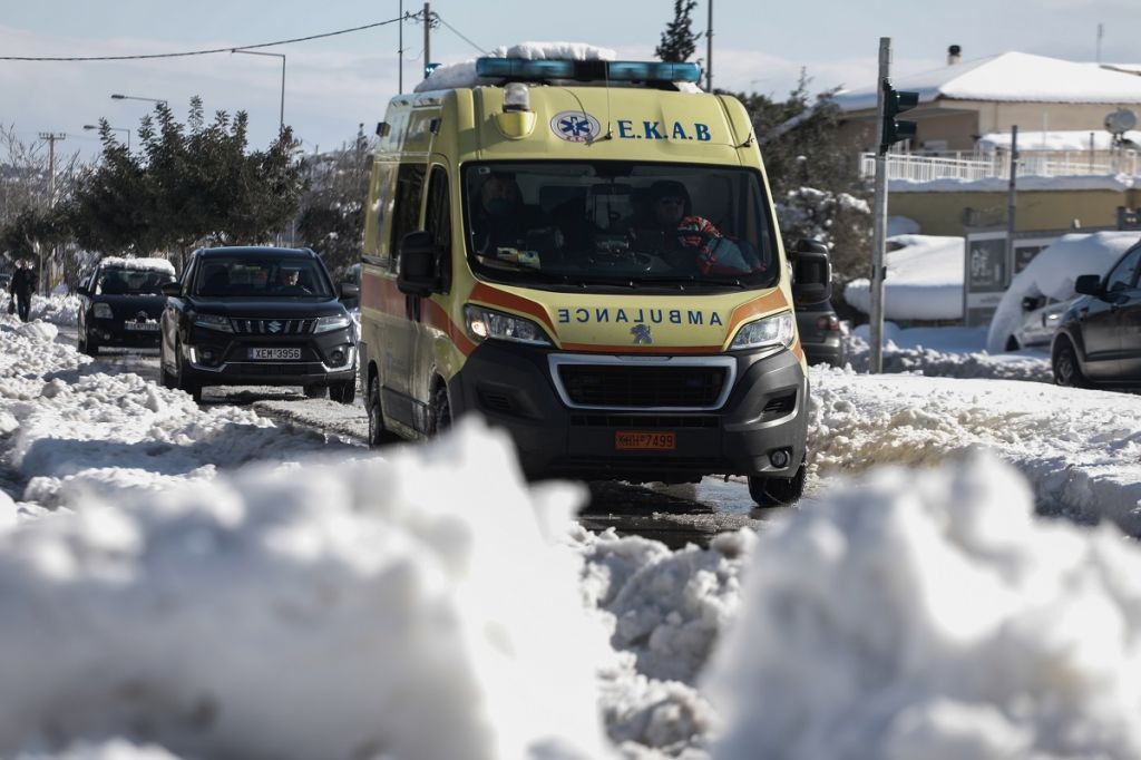 Κακοκαιρία «Ελπίδα»: Διασώστες του ΕΚΑΒ παλεύουν στα χιόνια για να παραλάβουν τραυματίες από πτώσεις στον πάγο