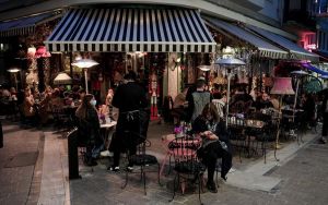 Κοροναϊός: Επανέρχεται η μουσική και απελευθερώνεται το ωράριο στην εστίαση