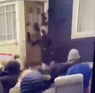 Γαλλία – Επίθεση αντιεμβολιαστών σε πολιτικό που ανήκει στο κόμμα του Μακρόν