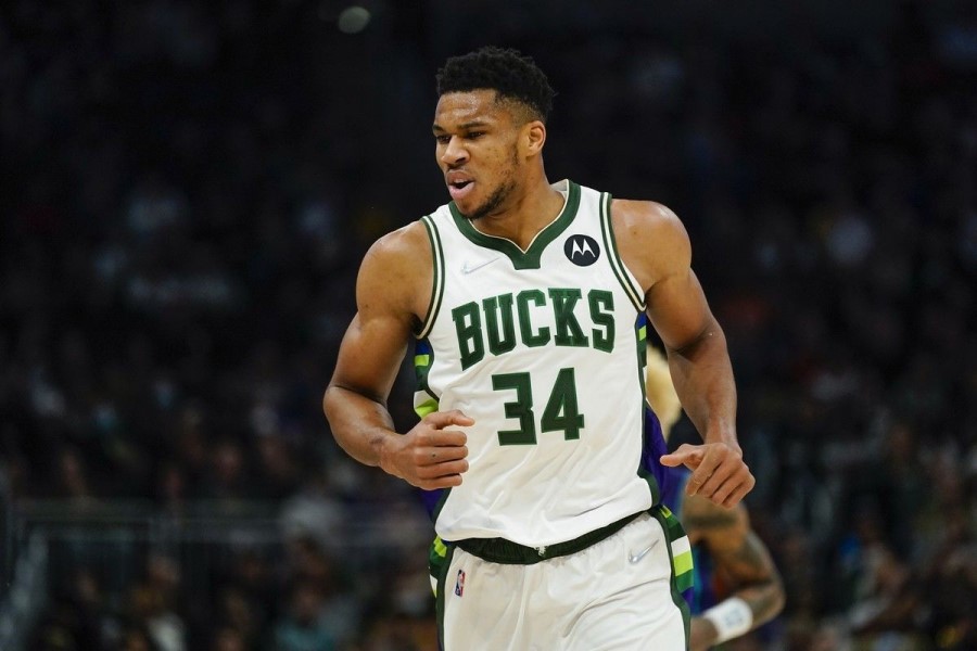 Αντετοκούνμπο – Ισοφάρισε τον Μάικλ Τζόρνταν στη λίστα των… τριπλών