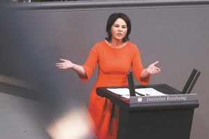 Αποσκευές για την Αθήνα ετοιμάζει η Αναλένα Μπέρμποκ