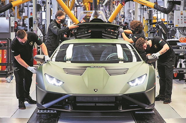 Η Lamborghini μπαίνει στην… πρίζα