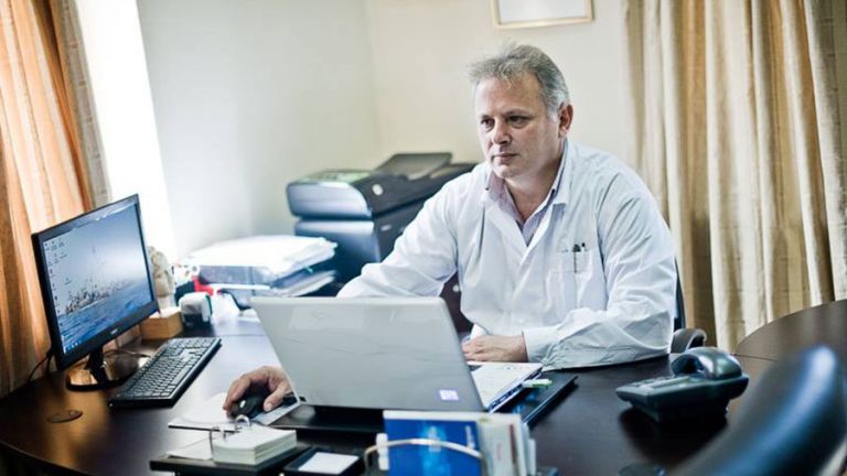 Ανάργυρος Μαριόλης – Αυτός είναι ο «Καλύτερος Οικογενειακός Γιατρός» στον κόσμο για το 2021 | tanea.gr
