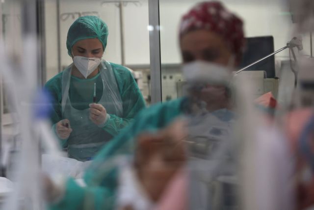 Κοροναϊός: Γιατί κάποιοι εμβολιασμένοι νοσούν βαριά – «Για μία δεκαετία θα κυκλοφορεί ο ιός» | tanea.gr