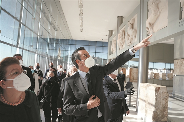 Τι ψάχνει στη Σάμο η αντίπαλος του Μακρόν