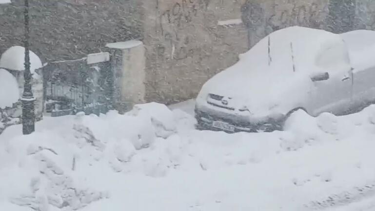 Κρήτη: Εντονες χιονοπτώσεις, μάχη για να μείνουν ανοιχτοί οι δρόμοι