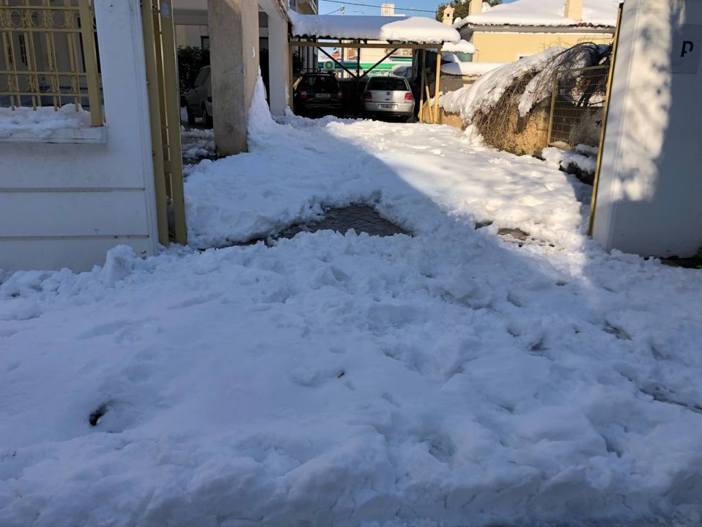 Χαλάνδρι: Ακόμη μια μέρα χωρίς ρεύμα, μέσα στα χιόνια – Τι καταγγέλλουν οι κάτοικοι