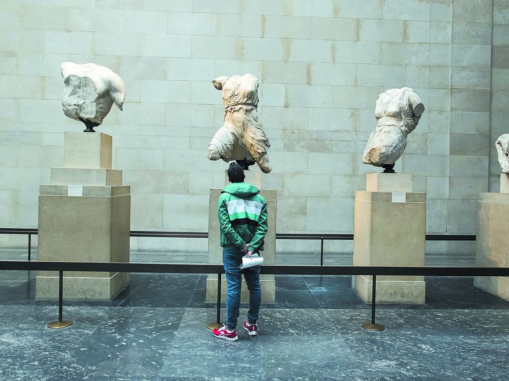 Mε έναν σμπάρο δυο τρυγόνια