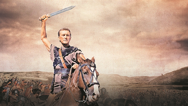 Ντυμένος Σπάρτακος τις Απόκριες