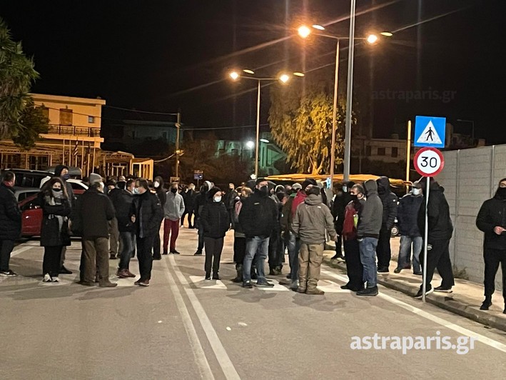 Χίος – Κάτοικοι έδιωξαν πλοίο με μηχανήματα για την κατασκευή νέας κλειστής δομής προσφύγων