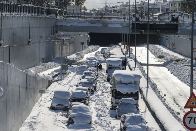 Κακοκαιρία «Ελπίδα»: 1.800 οχήματα και 3.500 άνθρωποι έχουν απεγκλωβιστεί από την Αττική Οδό