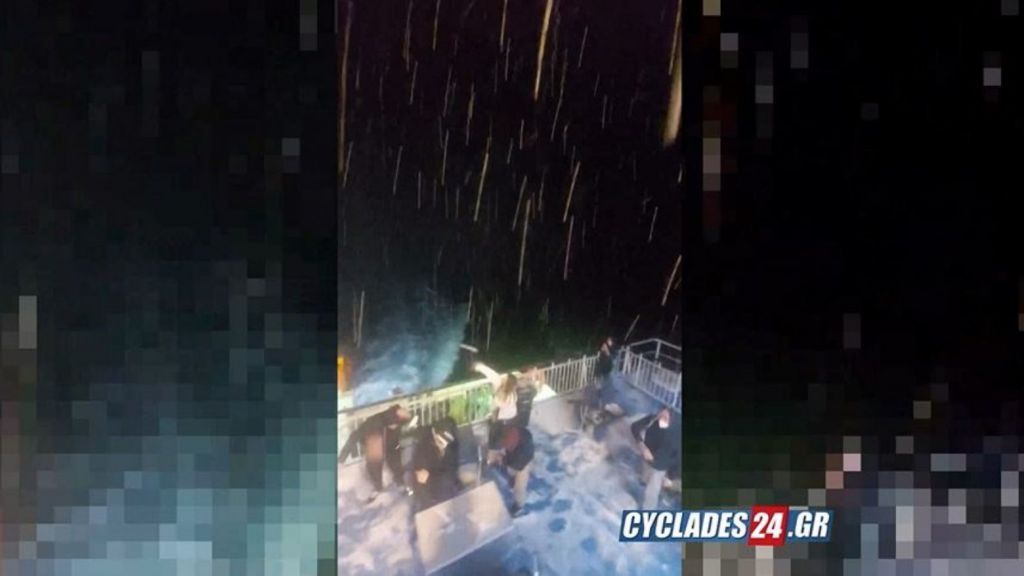 Παίζουν… χιονοπόλεμο μέσα σε πλοίο ανοιχτά της Άνδρου