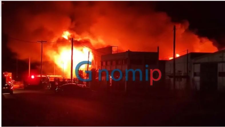 Πάτρα: Μεγάλη φωτιά σε εργοστάσιο με φέρετρα