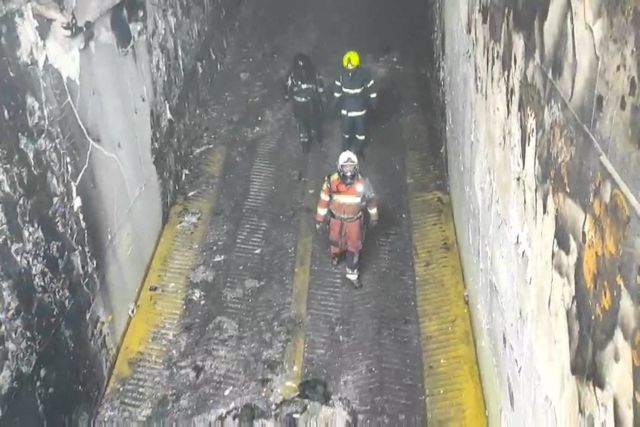 Euroferry Olympia: Μπαίνουν στο καμένο πλοίο σήμερα οι πυροσβέστες για να βρουν τους έξι αγνοούμενους