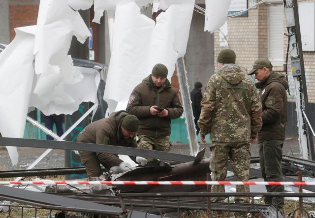 Ουκρανία: Η Ρωσία βομβαρδίζει όλη τη χώρα – Αναφορές για νεκρό στο Κίεβο