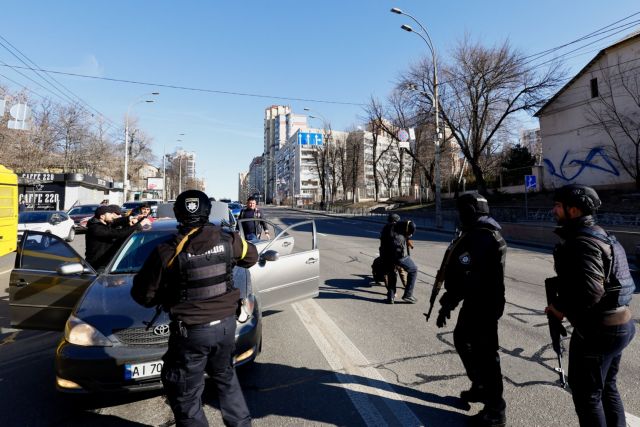 Ουκρανία: Ο ρωσικός στρατός λέει ότι οι άμαχοι μπορούν να εγκαταλείψουν «ελεύθερα» το Κίεβο