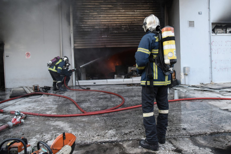 Τραγωδία στον Πειραιά: Eνας νεκρός από τη φωτιά σε σιδηρουργείο